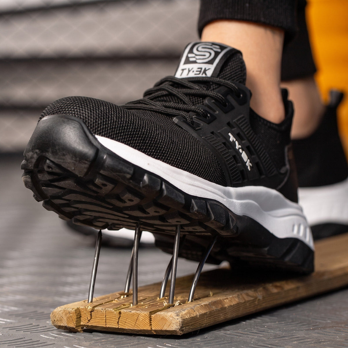Marcus – Men’s Slip-Resistant Sneakers with Cushioned Support