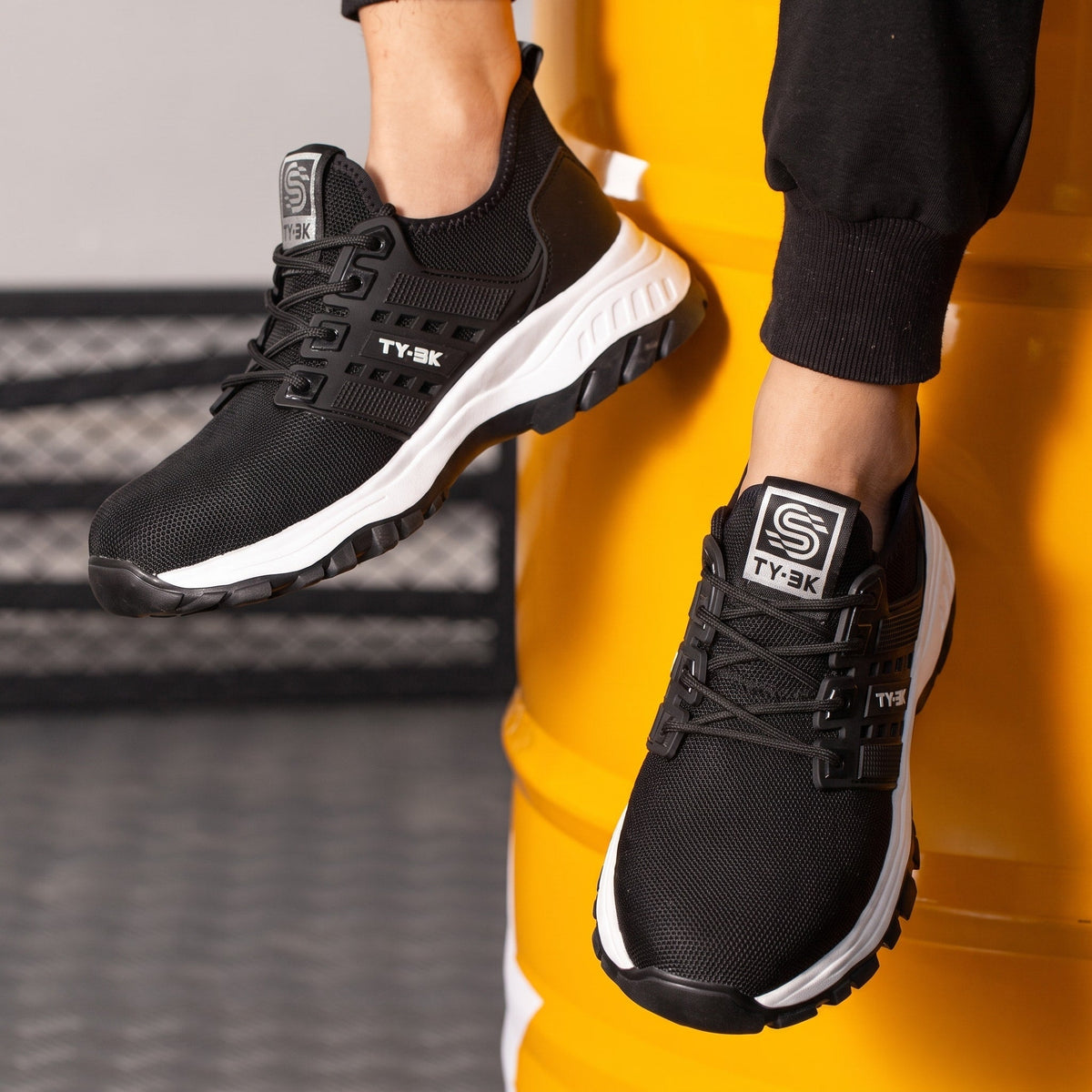 Marcus – Men’s Slip-Resistant Sneakers with Cushioned Support