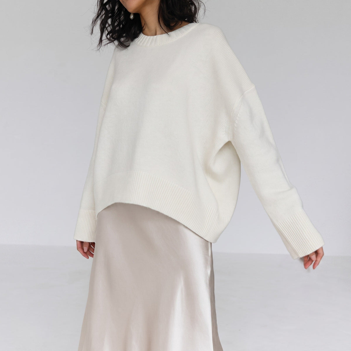 Olivia - Women's Oversized Crewneck Knit Sweater with Ribbed Cuffs