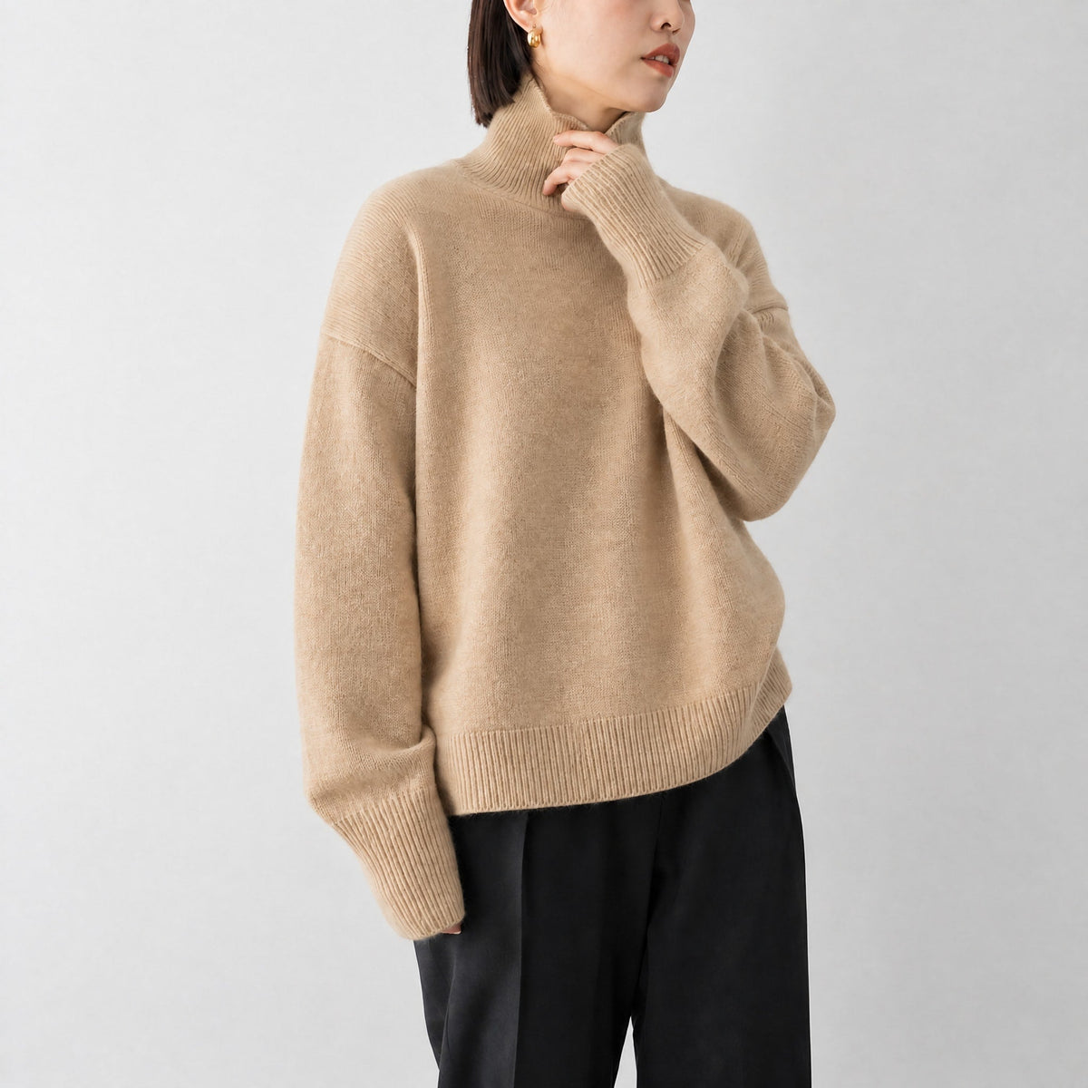 Sophie - Women's Oversized Fit Turtleneck Sweater with Ribbed Cuffs