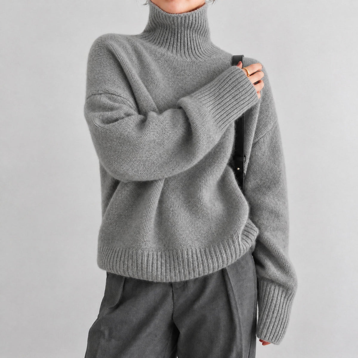 Sophie - Women's Oversized Fit Turtleneck Sweater with Ribbed Cuffs